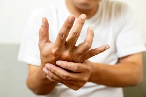 چطور لرزش غیرارادی دستها را کنترل کنیم؟