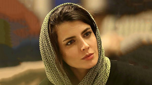 نگاهی به چیدمان خانه ساده و زیبای لیلا حاتمی بازیگر فیلم پیر پسر / از مُبل راحتی و آینه قدی تا میز کار خانم بازیگر و آباژور +عکس ها