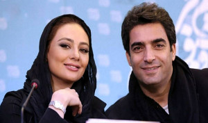 سلفی منوچهر هادی، یکتا ناصر و فرزاد فرزین با نوازندههای سنتی در پشت صحنه برنامه منو بشناس