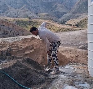 این راننده کامیون سقای پرندگان تشنه دشتستان است | ماجرای کنار گذاشتن شکار توسط ۱۵۰ شکارچی + فیلم