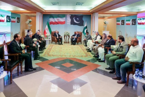 پزشکیان: باید کشور های مسلمان با یکدیگر متحد شوند/ نواز شریف: مقاومت ایران تنها مقابله با یک رژیم نبود، بلکه مواجههای شجاعانه با قدرتهای جهانی بود