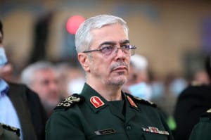 پاسخ برادر شهید باقری به ادعاها درباره حضور سردار در اتاق جنگ/ سردار باقری چه نوع گوشی موبایلی داشت؟/ حمله با دو پهپاد و یک موشک از جنگنده