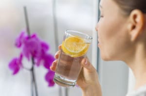 نوشیدن آب چقدر در آبرسانی پوست مؤثر است؟ | تفاوت بین پوست خشک و دهیدراته ؟