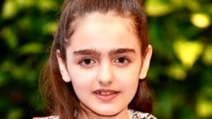 نگاهی به استایل عروسکی و شیک نیوشا علیپور، موموی سریال «بچه مهندس» در آغوش مریلا زارعی/ پرنسس دیزنیلند برازندشه