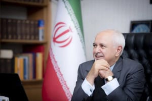 تصویری از حضور ظریف بر مزار سید ابراهیم رئیسی در روز اربعین + عکس