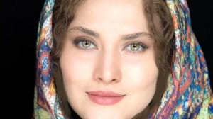 نگاهی به چیدمان لاکچری منزل ساناز سعیدی ؛ از لوسترهای چشمگیر و مبلمان و میز غذاخوری و مجسمه تا کتابخانهای که دل هر بینندهای را میبرد