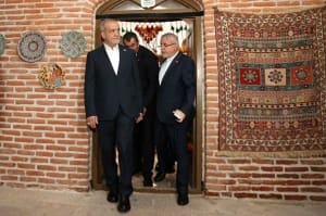تصاویر؛ نماز خواندن پزشکیان در مسجد کبود ایروان
