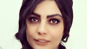 عکس صحرا اسدالهی در کنار مادر چادری و پدر سرایدارش و خوش قدو بالایش ../ بعد از اظهارات پرحاشیه اش وایرال شد