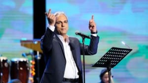 آواز احساسی و باشکوه مهران مدیری با اجرای آهنگ معروف خواننده اونور آبی سالن رو به وجد آورد