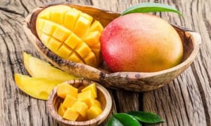 ترفندهای کاربردی برای برش زدن انبه بدون له شدن و کثیف کاری