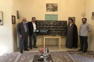 تصویری از سیدمحمود دعایی بر مزار دکتر مصدق در روستای احمد آباد