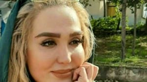 عکس سفر در زمان / یادی کنیم از حضور زندهیاد زهره فکور صبور با استایل مونوکروم مشکی و پر در مرکز خرید / روحش شاد