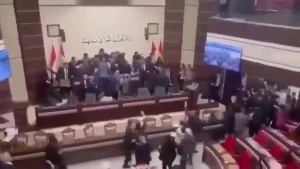ببینید؛ نمایندگان پارلمان عراق به جان هم افتادند