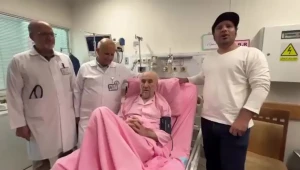 خواندن تصنیف «ای ایران» بر بستر سید محمد خاتمی