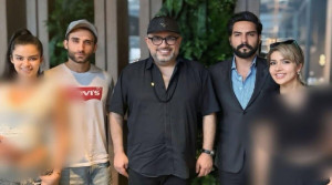 توضیحات رضا رشیدپور درباره عکس با عوامل عشق ابدی