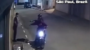 لحظات شلیک یک شهروند به زورگیرها