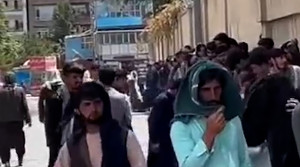 تصاویر صف طولانی افغانها برای بازگشت به ایران!