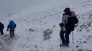 تصاویر بارش برف در قله دماوند در میانه تابستان