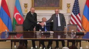 لحظه امضای توافق کریدور زنگزور، پل ترامپ؛ آمریکا همسایه شمالی ایران شد!