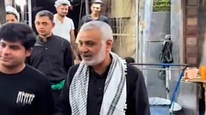 مردی شبیه به حاج قاسم سلیمانی در پیادهروی اربعین
