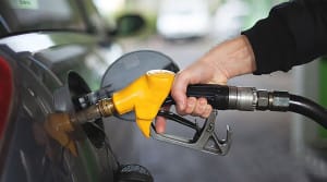 چرا درب باک بعضی ماشینها سمت چپ است و بعضیها راست؟