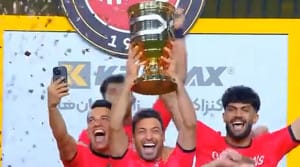 لحظه بالا بردن جام قهرمانی سوپرجام توسط خلیلزاده