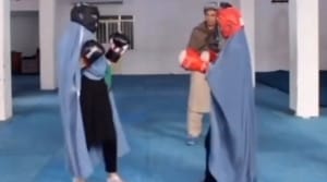 تصاویر عجیب مسابقه بوکس زنان افغانی به شیوه طالبان