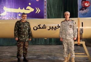 عکس: سرلشکر باقری و سردار حاجیزاده در کنار موشک خیبرشکن