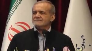 پزشکیان: چرا نمیتوانیم بچهها را طوری تربیت کنیم که به این آب و خاک و مردم دل ببندند؟