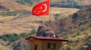 تصاویر برافراشته شدن پرچم ترکیه در خاک عراق!