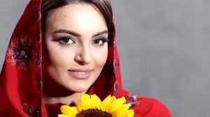 نگاهی به چیدمان خاص و جذاب خانه نیلوفر پارسا بازیگر سریال آوای باران / از هنر و اصالت تا مبلمان و فرش ایرانی + فیلم و عکس