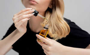 چگونه از روغن کرچک برای تقویت مو استفاده کنیم؟