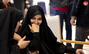عکس/ دختر پزشکیان در کنار نرجس سلیمانی در یک مراسم