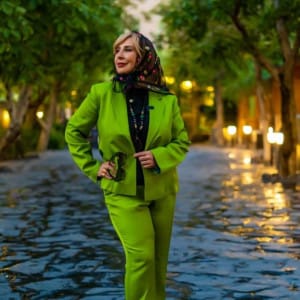 عکس/ مرجانه گلچین با یک تیپ جوانپسند در ۵۴ سالگی با کت و شلوار رنگ جیغ