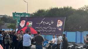 عکس/ تجمع لبنانیها در مسیر فرودگاه بیروت برای خوشآمدگویی به علی لاریجانی