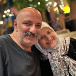 عکس/ مادرشوهر واقعی همای سریال پایتخت در آغوش پسرش