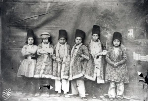 عکس/ ژست خاص بچه پولدارهای قجری ۱۶۰ سال پیش با پالتو پوست