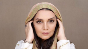 نگاهی به دکوراسیون شیک منزل الهام پاوه نژاد با مبلمان چستر قرمز و زیبا / یوگای ذهن روی این مبل واقعا میچسبه