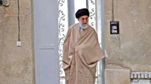 روایتی از دیدار رهبر معظم انقلاب با همسایه خانه پدریشان در مشهد؛ همسایهای که کمک حال مادر رهبری در عروسی ایشان بودند+عکس