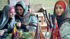 عکس های یادگاری و رابطه صمیمی بازیگران سریال ساختمان پزشکان در پشت صحنه/ چه انرژی خوبی داشتن!
