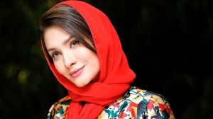 عکس ها / نگاهی به چیدمان فوق لوکس ساناز سعیدی، صدیقه بچه مهندس/ از تابلوی قدی چهره خانم بازیگر تا مبلمان و کتابخانه دنج و خوشرنگ !