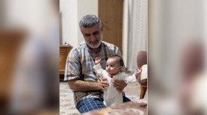 فیلم / دختر سردار حاجیزاده خطاب به پدر شهیدش: بابا دخترم یک ساله شد کجایی؟…./صحنه جگرسوز بازی سردار با نوه اش