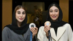 عکس/ حضور پرانرژی امین حیایی در مراسم بزرگداشت مبینا نعمت زاده و ناهید کیانی مدال آوران المپیکی