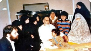 فیلم / نگاهی به زندگی لوکس همسر امام خمینی (نوه وزیر خزانه داری ناصرالدین شاه) در خانه پدریشان پیش از ازدواج / از کالسکه اختصاصی تا یادگیری زبان فرانسه !