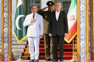 پزشکیان با استقبال نخست وزیر پاکستان وارد اسلامآباد شد