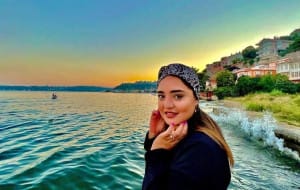 چهره نرگس محمدی در سال 1369 با مقنعه